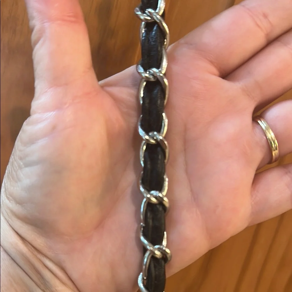 Elegant Black Quilted Chain Shoulder Bag - Picture 5 of 7